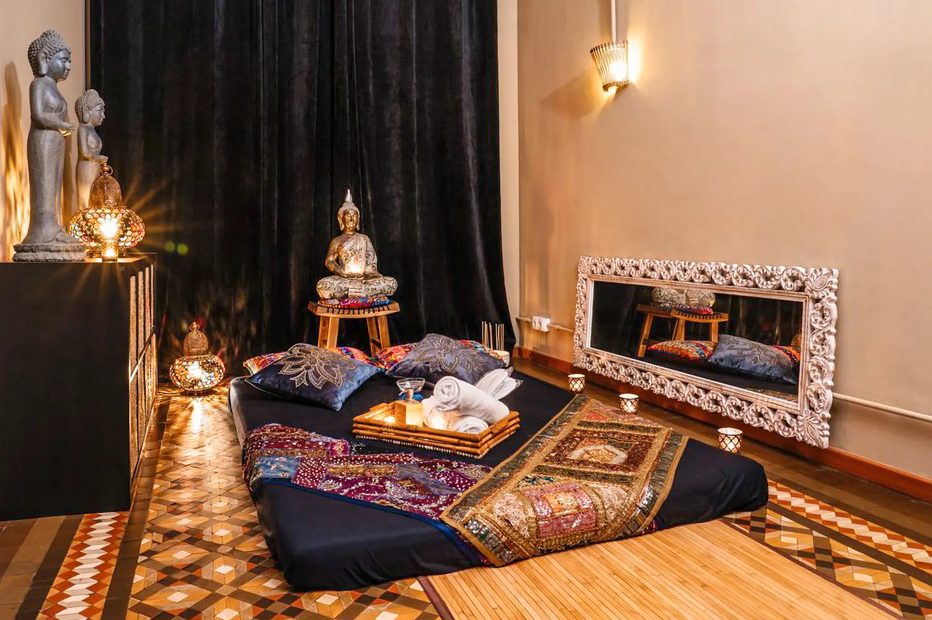 Salon privé avec tatami, coussins brodés, Bouddhas et miroir sculpté