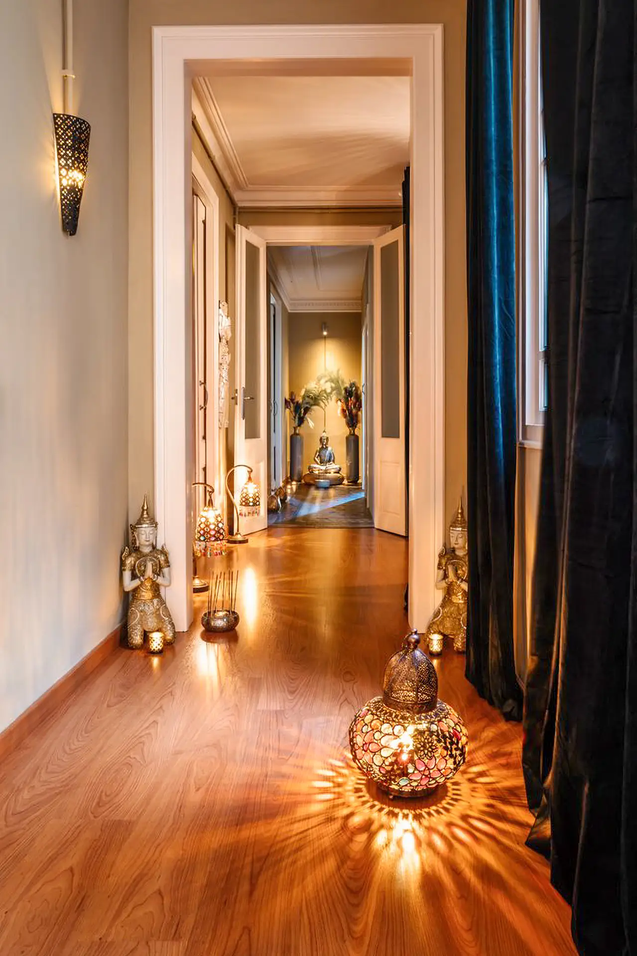 Couloir éclairé par des lanternes colorées et des figures thaïlandaises dorées