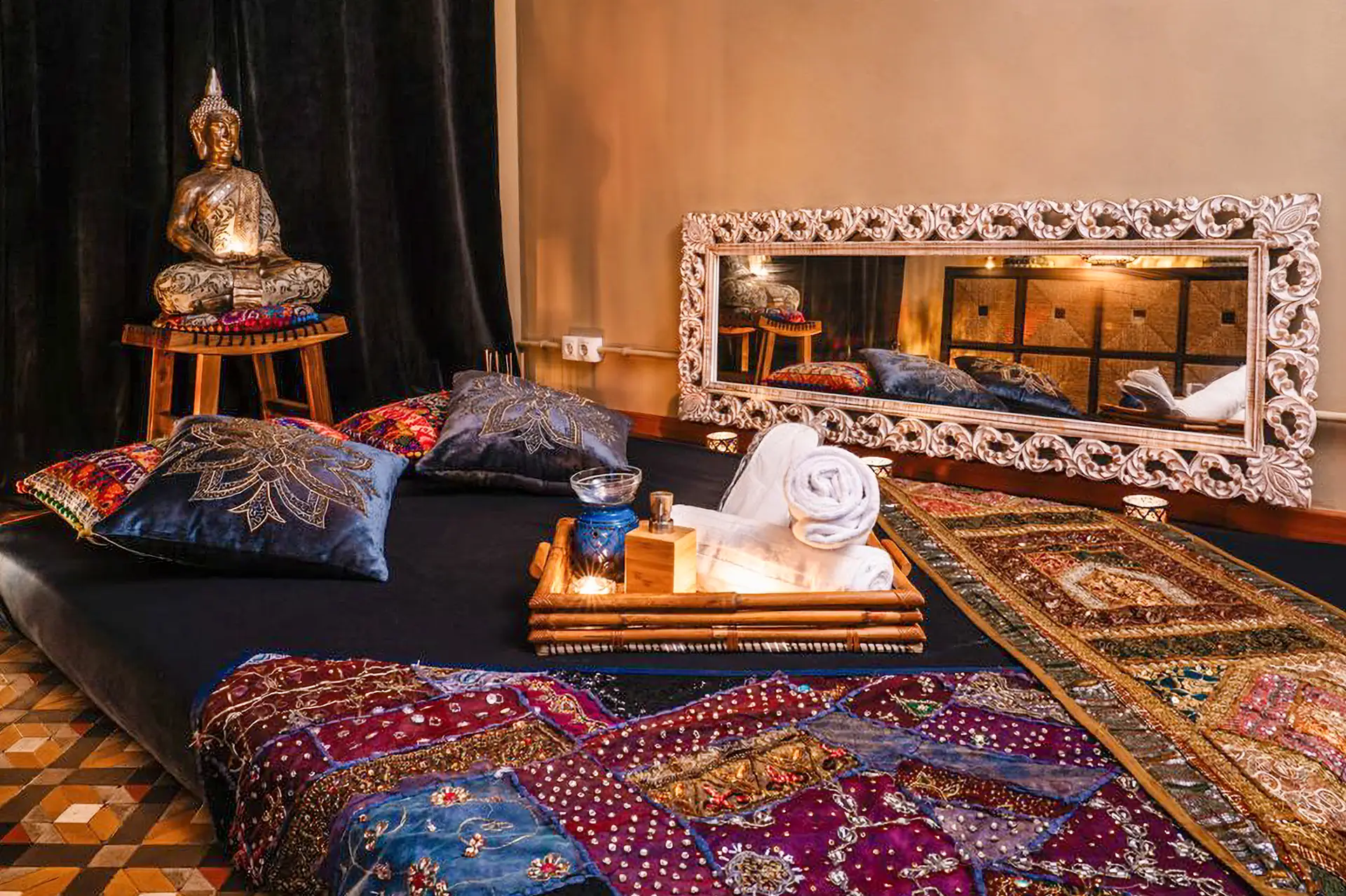 Salon privé avec tatami, Bouddha doré et textiles brodés